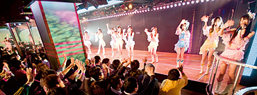 東京・秋葉原の「AKB48劇場」で3月3日に開かれた「研究生」の公演。正規メンバーではないものの、250人収容の会場が立ち見で溢れる人気ぶり。予定調和を壊すきっかけとなる新メンバーの候補が着実に育っている