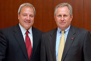 米Brocade Communications SystemsでCEOを務めるMichael Klayko氏（写真右）と、CTOを務めるDave Stevens氏（写真左）