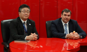 ラック セキュリティ技術統括 専務理事 西本 逸郎氏（左）、ロシアDr.Web CEO ボリス・シャロフ氏（右）