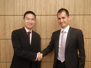 米セールスフォース・ドットコムCOOのジョージ・フー氏（左）と同社が出資したSansanの取締役 Sansan事業部長の富岡圭氏