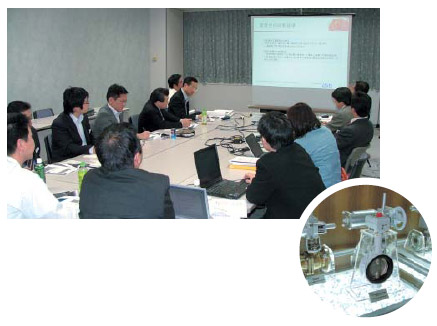 
2006年11月、日本版SOX法「実施基準」の草案が明らかになったタイミングで開かれた社内勉強会の様子。キッツの主力製品であるバルブ（右）