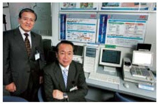 山田賢二副統括部長（左）と菊池洋一常務