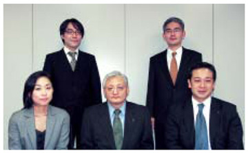 執行役員の福田知営業企画部長（前列中央）とプロジェクトのリーダー的存在だった須永真昼調査役（前列右）ら