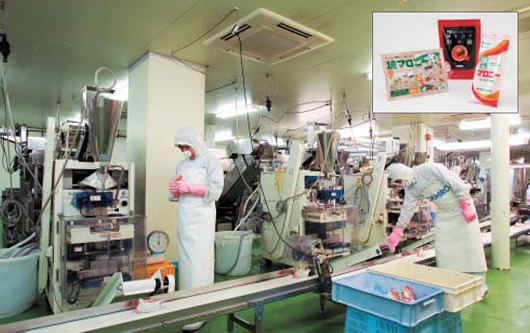 本社に隣接する大阪工場の「生マロニー」の製造ライン。右上は2月に発売した焼マロニーや坦々麺味のマロニー