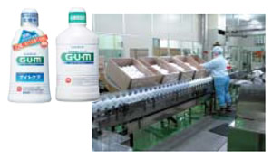 高槻工場で製造する洗口液「GUMナイトケア」と、同工場の製造ライン