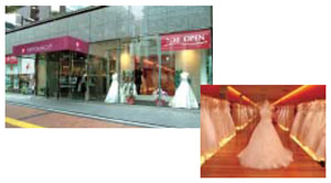 ワタベウェディングの国内店舗は現在50以上。直営の式場も北海道から沖縄、海外まで約40ある