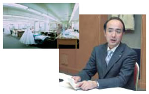 店舗と式場の営業や運営の責任者である島崎昌彦常務。昨夏の全社集会でアメーバ経営の改革を訴えた。上海工場（写真上）にもアメーバ経営手法を導入