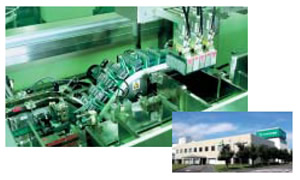 自動化された錠剤の充てん工程（上）。大日本住友製薬の基幹工場である鈴鹿工場（右）