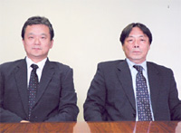 写真1●アルプス電気 情報システム部の谷村敏一部長（右）と筥崎智グループマネージャー（左）