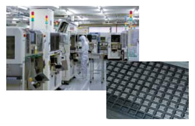 半導体の樹脂成型や試験などを行う同社のクリーンルーム（上）。右は同社の生産品