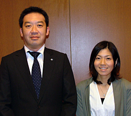 「オー人事ネット」を担当する前田佳由Webマネジメント部ゼネラルマネージャー（左）と、重元理恵・同補佐