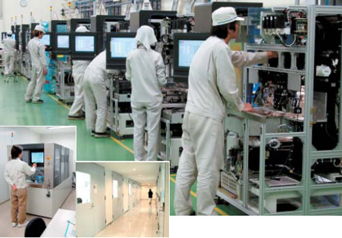広島県にあるディスコの半導体向け精密加工装置の製造工場。左下の2枚の写真は、東京本社ビル内の1フロアにある「アプリケーションラボラトリ」。顧客と一緒になって、装置とツールの最適な組み合わせを検証する