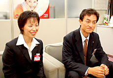 千葉銀行の営業企画部統括グループでCS（顧客満足度）推進を担う里見加寿代マネージャー（左）と井岡哲也マネージャー