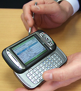 東邦薬品が2500台導入する電話機能付きの携帯情報端末「hTc Z」