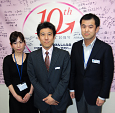 企画部業務革新グループのメンバー。左から與口千暁副主事、末永聡グループリーダー、天野剛宏課長代理