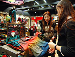 2008年7月から「VISCOデニムNAVI」の装置を導入する予定のセーレンの直営ファッション店「マッシュマニア」。20～30代の女性客が多い