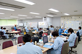 間接業務を担当する5つの部署を1つの部屋に集めたキユーピー仙川工場のオフィス風景