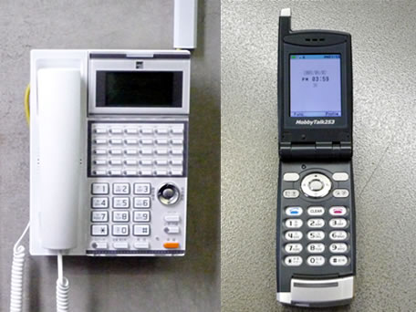 写真2●固定型IP電話機はサクサの「IP NetPhone SX」（左），無線IP電話はモバイル・テクニカの「MobbyTalk253」（右）を採用した