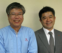 写真●はくばくの長澤重俊代表取締役社長（写真右）と小澤栄取締役品質保証本部長（同左）