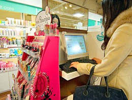 JR新宿駅の駅ビル「ルミネエスト新宿店」内にある化粧品専門店「＠cosme store（アットコスメストア）」