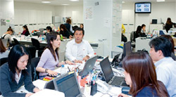 フリーアドレスのオフィスで社員と机を並べる創業者の横井氏（中央の男性）は、その場で社員から現場の生の声を収集する