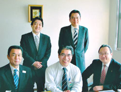 オギノ・菱食のプロジェクトチーム。（上段左から）櫻井尚氏、矢矧晴彦氏、（下段左から）石原みどり氏、飯野弘俊氏、原正浩氏