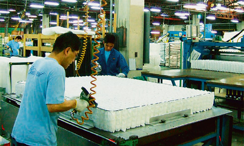 「ポケットコイル」を並列に敷き詰めたマットレスを生産する座間事業所（神奈川県座間市）では、2000年からTPM活動が進む