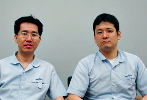 生販システム部生販革新2課の奥村幸三課長（左）と下八重修主任（右）