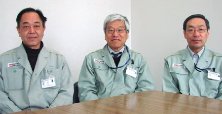 TOC導入に取り組んだセラミック関連事業本部機械工具事業部の山田正通次長（右）と絹川達治機械工具事業部長（中央）、中村洋製造部長（左）