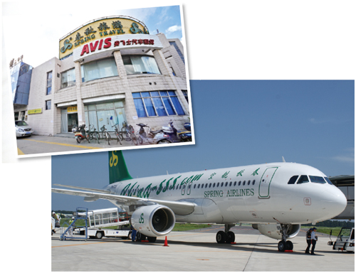 写真●茨城空港に着陸した春秋航空機（右）と、上海の本社（左）