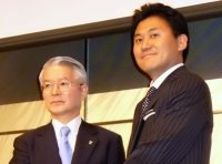 楽天の三木谷浩史代表取締役会長兼社長（右）と東京電力の勝俣恒久取締役社長（左）