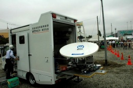 写真3●NTT東日本が所有している衛星通信移動無線車