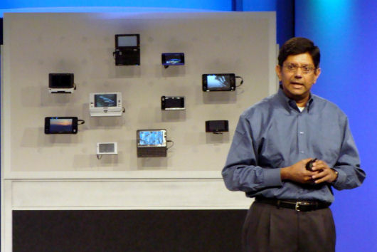 写真1●2008年前半に各社から登場する予定のUMPCを背に講演する米インテルのアナンド・チャンドラシーカ氏