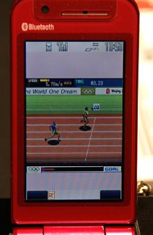 直感ゲームの一つ「北京オリンピックモバイルゲームズ」。写真の100m走は、インカメラの前で手を走るように振ることで遊ぶ