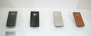 写真5●「P705iμ」と「PROSOLID μ（P705iCL）」（左端）。折りたたみ式の第3世代携帯電話（3G）で世界最薄の9.8mmを実現した