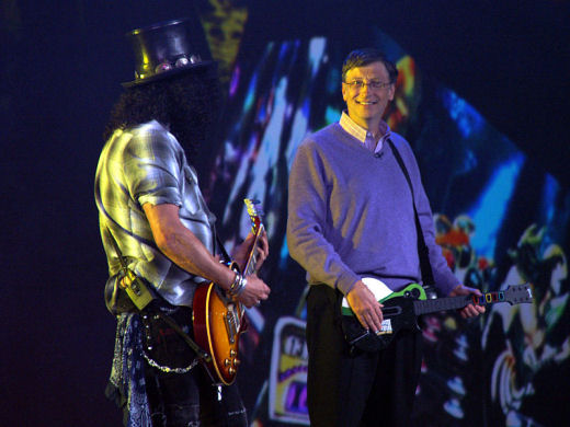 写真1●Xbox 360用音楽ゲーム「ギター・ヒーロー3」のコントローラを手に，ロックバンド「Guns N' Roses」の元メンバーで人気ギタリストのSlash氏と共に写真に納まるBill Gates会長
