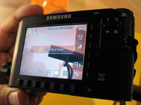 写真6●ボタンの機能が液晶ディスプレイに表示される「SmartTouch」