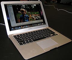 写真1●マルチタッチ機能にも注目したい「MacBook Air」