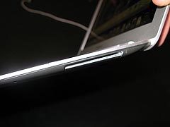 写真3●何も無いように見えるMacBook Airの側面