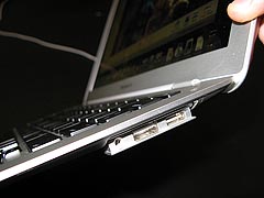 写真4●MacBook Airの3つの端子。最も小さいのはオーディオ端子