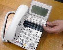 写真1●モジュールによってボタン類を自由に組み合わせ可能な「合体ロボ式」の，UNIVERGE IP Phone DT700シリーズとUNIVERGE Digital Phone DT300シリーズ