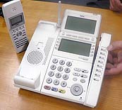 写真4●あっという間に，受話器をBluetoothを使ったワイヤレス仕様にしてサイドパネルにボタンを追加した，別の電話機が完成した。
