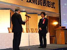 写真2●CSLを代表して表彰式で盾を受け取る東京大学大学院 情報学環の暦本純一教授