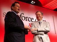 写真1●Salesforceの会長兼CEOであるMarc Benioff氏（左）と，Googleの会長兼CEOであるEric Schmidt氏（右）