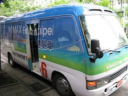 写真1●TCA（Taipei Computer Assciation）が会場連絡用に運行しているWiMAXバス