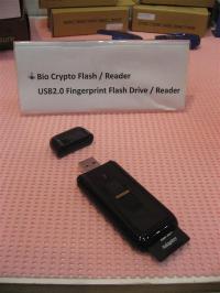 写真2●指紋認証機能とSDカード・リーダーの付いたUSBフラッシュ・メモリー「Bio Crypto SDIO」