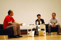 左から司会の島根大学教授 しまねOSS協議会副会長 野田哲夫氏，まつもとゆきひろ氏，Rubyビジネス・コモンズ会長 最首英裕氏