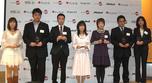 「Japan Blog Award 2009」受賞者。中央が総合グランプリを受賞した「きんとと」さん