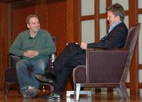 Linus Torvalds氏（左）とJim Zemlin氏（右）