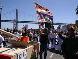 写真1●本来の聖火リレー・ルートで繰り広げられたチベット支持派のデモ